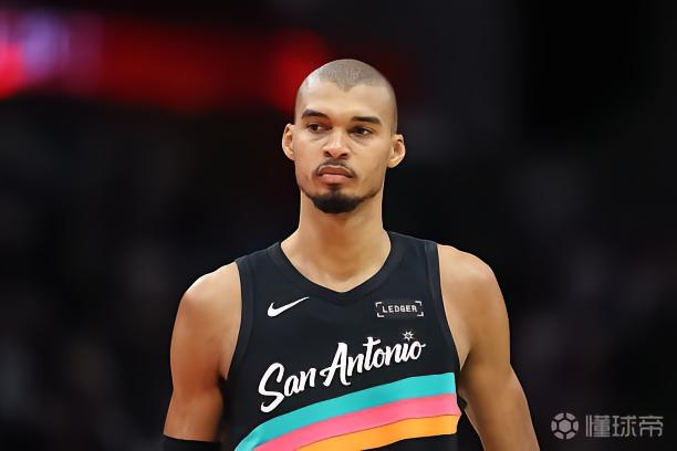 加内特：文班亚马应该和美国黑女约会，需要去成人夜总会逛逛